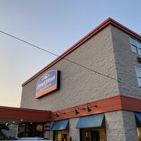 フリーウェイからも良く目立ちます。