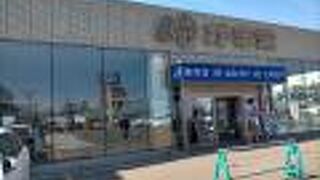 小樽土産で人気のかまぼこ店では揚げたての蒲鉾を食べることができます