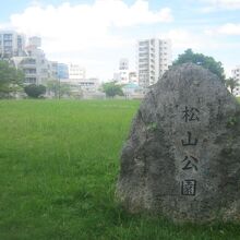 よりマイナーな南東側の公園入口の様子