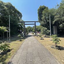滋賀県護国神社、社号碑と参道鳥居。