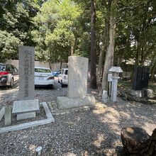 滋賀県護国神社、(左)独歩第十一大隊慰霊碑、（右）奉納灯籠。