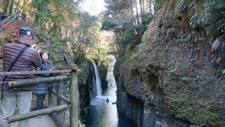 高千穂峡の遊歩道を歩いていた時、複数のボートを見かけました。