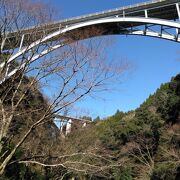 ツアーで訪問し、高千穂峡の遊歩道を歩いているときに、振り返るとこの橋がありました。