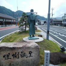 駅前の駐車場にある