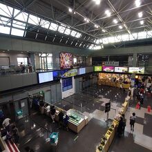 ラウンジの前から見たターミナルビル内