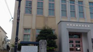 目を引くレトロモダンな建物