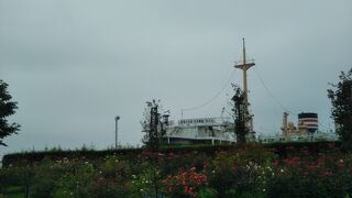 氷川丸と沈床花壇