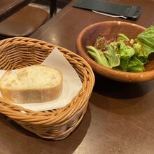 サラダとパン