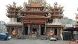 寺院本体よりも屋根の飾りの方が目立ってました