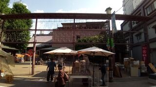 周囲には、美味しいお菓子屋・飲食店も多い