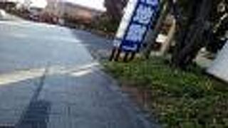 早朝だったからでしょうか？静かな通りでした。