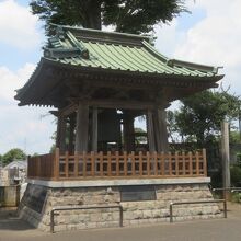 境内にあります