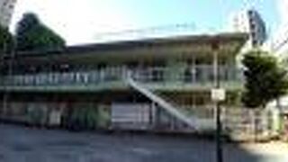 レトロな感じのちっぽけな公園という感じ