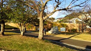 貧しい人を助け、悪人を懲らしめる仙人の像