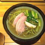 緑の麺の抹茶うどん