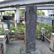 左に「迷子」「尋ね人」の特徴を掲示、右に「見かけた」の掲示