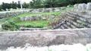 雨のなか、傘をさしてこのお墓に行ってみました。