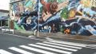 安城ゆかりの童話作家・新美南吉の世界が商店街に描かれています