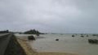 大きな石というよりは、巨大な岩が浜辺にごろごろしているという印象を受けました。