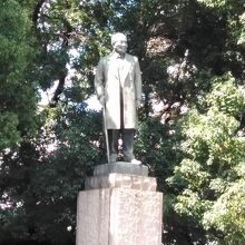 常盤橋のたもとに立つ渋沢栄一像