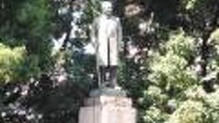 文明開化の香り漂うアーチ橋のたもとには渋沢栄一の銅像が建っています