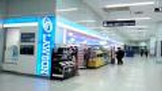 早朝に羽田空港に到着。ここが開いていてよかった！