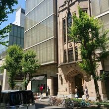 壁面に昔の面影が残るビル