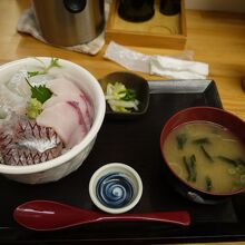 市場内の飲食店で