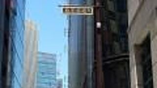 外堀通りと並行する銀座の仲通り