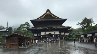 全国的にも屈指の長野市内の超有名な社寺。