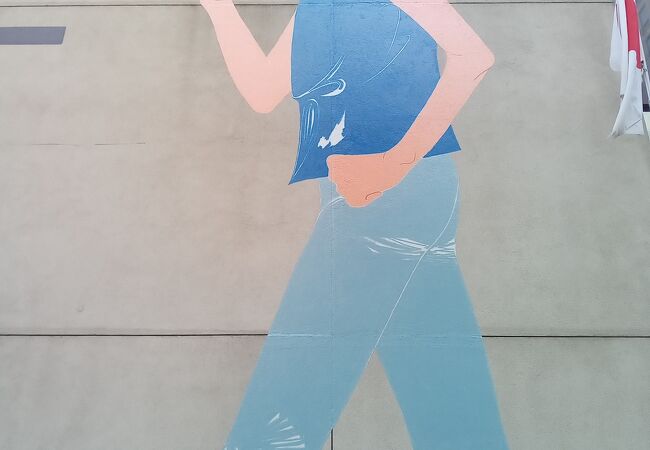 店舗の外壁にイラストが