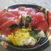 沖縄の美ら海を眺めながら頂いたまぐろ丼（500円）最高！