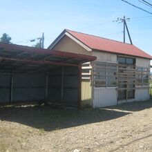 痛々しい姿の旧下士別駅。自転車置き場はそのままでした。