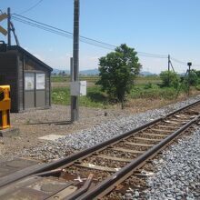 おまけで同年6月半ば時点のホームが消えた北比布駅の様子