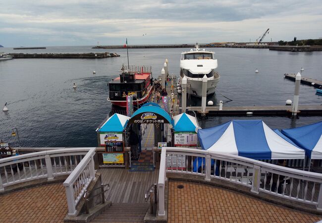 海からは起伏の激しい熱海の街の絶景