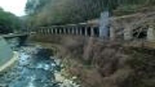 箱根と小田原を結ぶ主要道路に沿って流れる