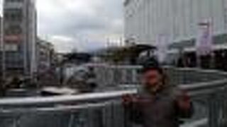 真ん前からすぐ先の遠方に小田原城が見えます。