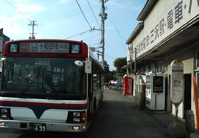 青森県内各地を結ぶ路線バスや高速バスなど様々なルートを運行