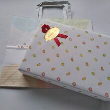 贈り物用に包んでくれて、紙袋に入れてくれます