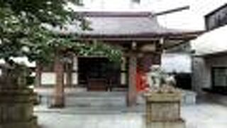 本郷通り沿いにあります。