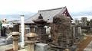 境内にていねいな表示があって、迷わずに遠山金四郎の墓に辿りつくことができます。