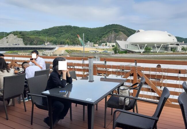 今回は眺めのいいテラス席で、スープがおいしい≪あら～麺≫とサバだしラーメンに感激！