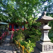 赤い色の目立つ日本伝統建築が美しい