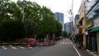 レトロ感があふれるエリアにある古い感じの公園