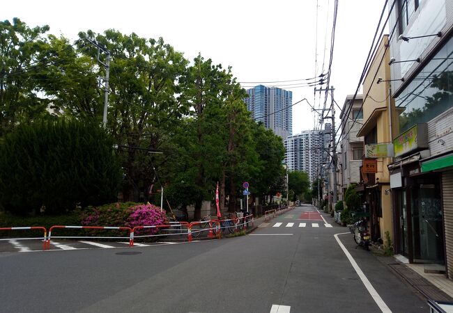 レトロ感があふれるエリアにある古い感じの公園