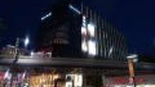 高架の下にあるレトロ感がいっぱいの中規模ショッピングモール