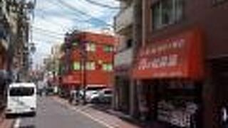 旧中山道沿いに発展してきた、庶民生活と深くかかわった商店街