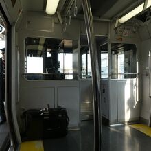 先頭車両運転席後ろにキャリーバックを置かせてもらいます