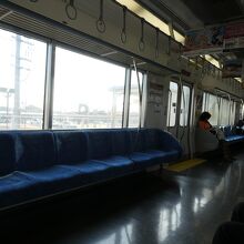 遅い午後のガラガラの車内!