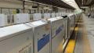 メインの東口にエレベーターが無い不便な駅